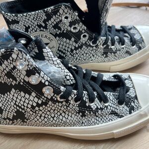 Converse Women High ‘Digital Daze Python Print. Size 8.5.